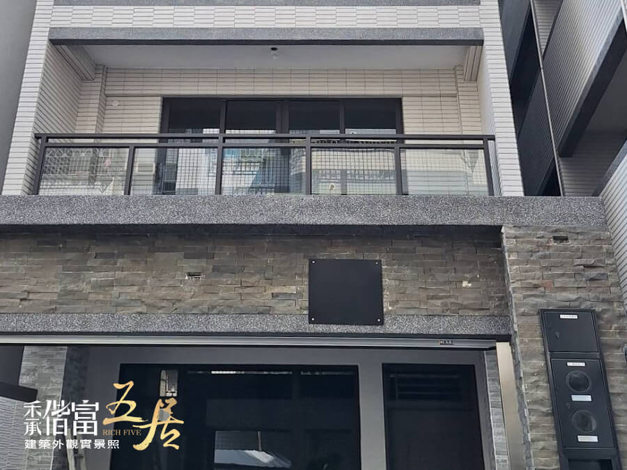 偕富五居